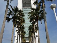 大遠会館からも近い、四日市港ポートビルに上ることにしました。
四日市港の開港100周年を記念して建てられた高さ100mのビルで、最上階（14階）は四方を眺められる展望所になっています。