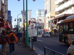 大久保の交差点を大久保通りに進むと、新大久保駅が近づいてくる。
この辺りは一世を風靡した韓流のお店がいっぱい並んでいる。一時期に比べると寂れている・・・・と聞いたけれど・・・・
