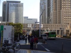 中野坂上の交差点を過ぎると、一気に新宿らしく高層ビルが増えてくる。都庁前を通る。
ウォーキングを始めてから数えきれないくらいここを通ったな～(^^)/
