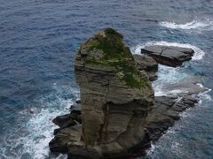 比川集落から道を東崎に向かい走っていくと、立神岩展望台に到着します。この辺は集落が無いこともあり、観光客の数少ない車以外は誰もいません。