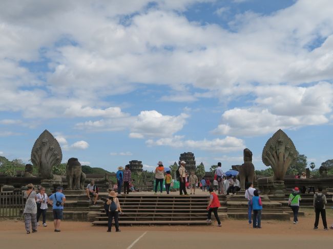 12：40前、いよいよアンコール・ワットの観光開始。<br /><br />外堀を渡る西参道の入口には、両側に七つ首のナーガと首のない謎の動物が門番のように立っている。