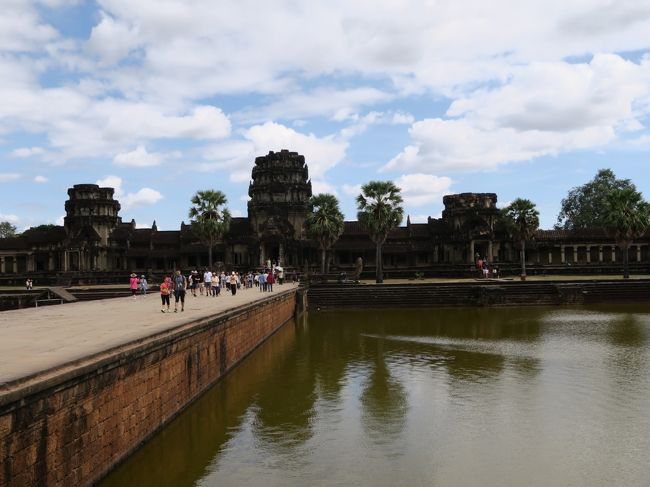I氏の話ではプノン・バケンの遺跡に上れるのは300人の人数制限があり、良い場所で夕日を見るなら15：00くらいに山を上り始めるのが良いということだ。<br /><br />ここからプノン・バケンの山の麓までは約1kmで、移動時間も考慮するとアンコール・ワットの見学時間は2時間ちょっとになる。