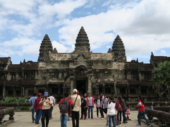 「十字テラス」から見たアンコール・ワットの中心部は完璧なシンメトリーだ。