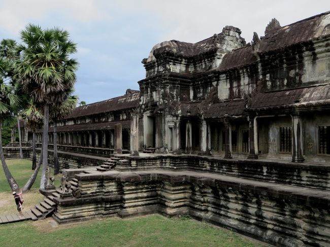 第一回廊の西面。<br /><br />「アンコール・ワット」は12世紀初頭、スールヤヴァルマン二世により創建されたヒンズー教の寺院である。<br /><br />「アンコール」はサンスクリット語で王都、「ワット」はクメール語で寺院を意味する。