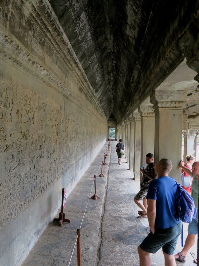 アンコール・ワットのみどころのひとつは第一回廊の壮大なレリーフである。<br />1周700mを越える一大絵巻である。<br /><br />西面南側から反時計回りに見て行こう。