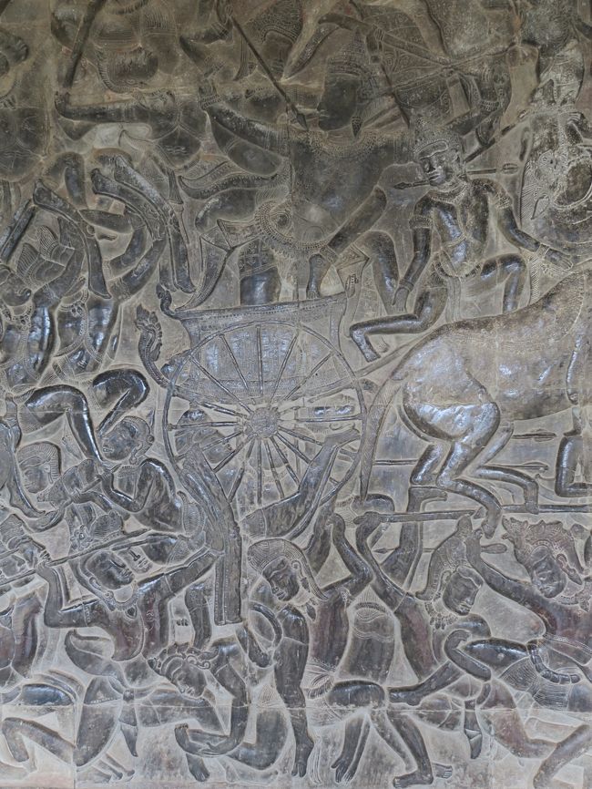 進軍していた兵士が激しく交戦する場面。<br /><br />「マハーバーラタ」は、バーンダヴァ軍とカウラヴァ軍との王位をめぐる悲劇的な物語で、18日間の死闘はクリシュナ（ヴィヌシュ神の化身）の力を借りたカウラヴァ軍の勝利で幕を閉じる。