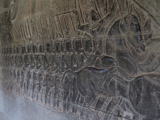 南面西側はスールヤヴァルマン二世軍隊の行進が描かれている。