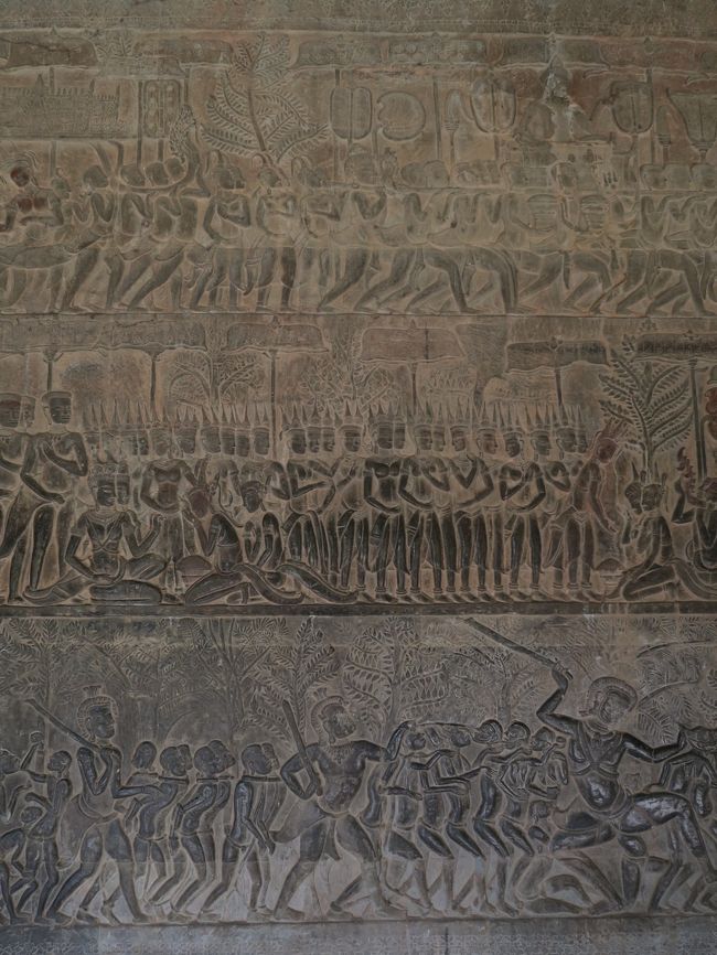 南面東側は死後の世界を表した「天国と地獄」が三段分割で描かれている。<br /><br />上段が極楽界、中段が裁定を待つ者の世界、下段が地獄界だという。