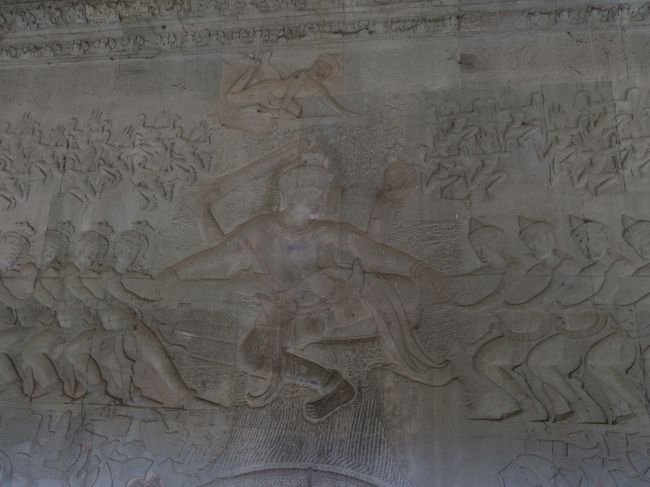 東面南側は「乳海攪拌」が描かれている。<br /><br />アンコール遺跡群のレリーフによく登場する「乳海攪拌」とは、ヒンズー教における天地創造神話である。<br /><br />大マンダラ山の上で指揮を執るのはヴィシュヌ神である。