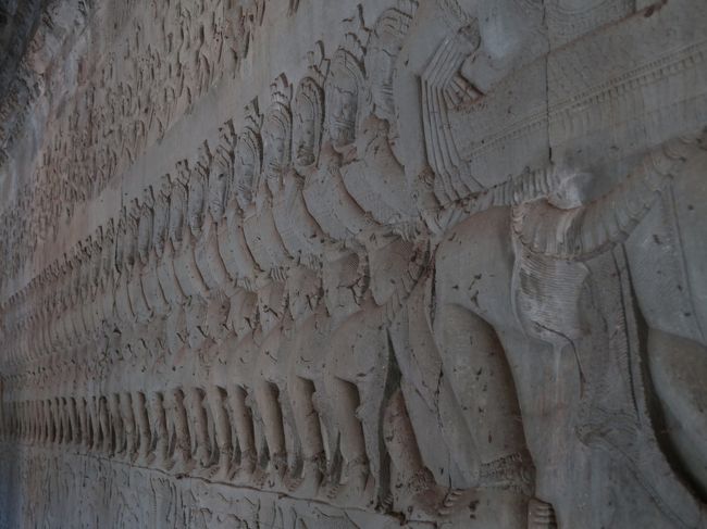 両側から神々と阿修羅（神に対する悪神）が大蛇（ヴァースチ）の胴体を綱として引き合う場面が50mにわたって描かれている。