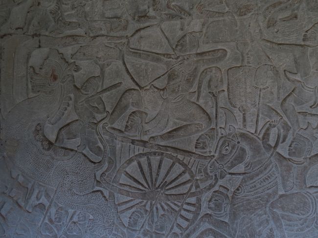 東面北側は「ヴィシュヌ神と阿修羅の戦い」が描かれている。