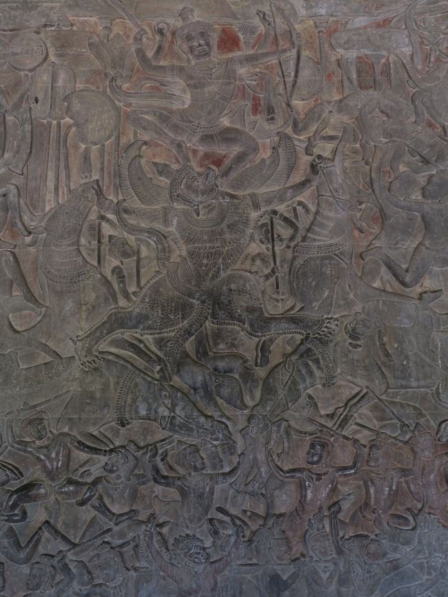 北面東側は後世中国人によって描かれたという「クリシュナとバーナ（阿修羅）の戦い」。<br /><br />クリシュナはガルーダにのって戦っている。