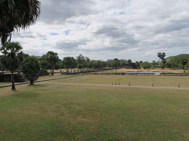 第一回廊の西面北側から見た西参道と聖池。<br /><br />上空には雲が多くなってきた。