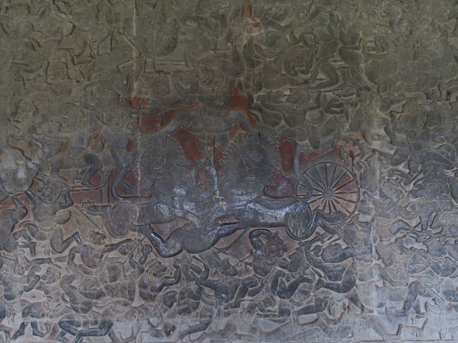 西面北側は古代インドの叙事詩「ラーマーヤナ」の場面が描かれている。<br /><br />獅子を足蹴りにしたサル軍ニーラが悪魔軍プラハスタに噛みついている場面らしい。