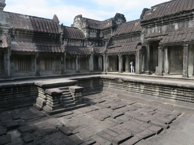 西側の第一回廊と第二回廊の間には十字回廊があり、沐浴場と考えられる4つの聖なる池がある。<br /><br />単に王の水浴びのためだけでなく、農業を支える治水技術を示す宗教施設だったといわれる。