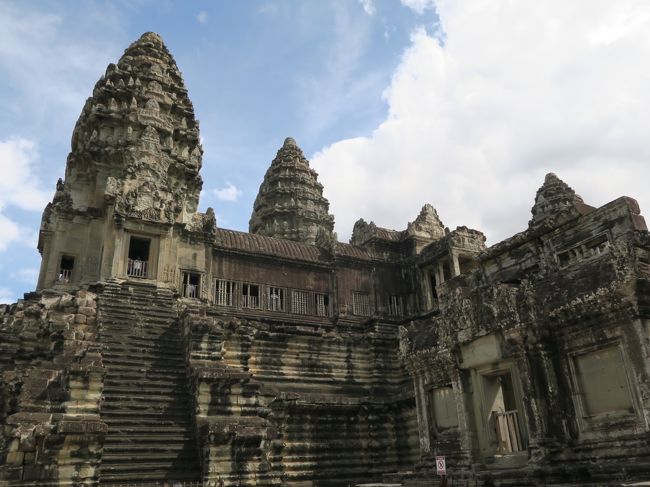 北西側第二回廊から見た第三回廊と中央塔。<br /><br />このあたりでお腹の具合が悪くなってきた。<br />おそらくココナツジュースを一気飲みした影響がここにきて出たようだ。<br /><br />トイレは第一回廊南西角の外側まで行かなければならなかった。（「地球の歩き方」にも記載あり）