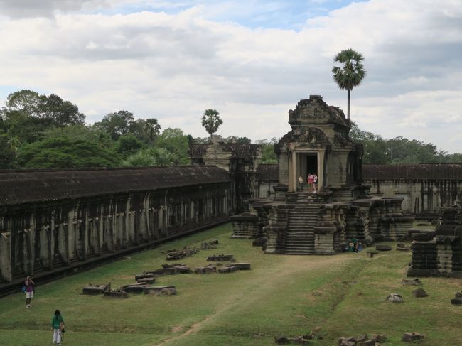 第二回廊南側から見た第一回廊と経蔵。