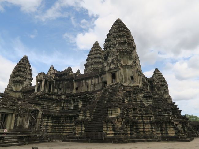 南西側第二回廊から見た第三回廊と中央祠堂。<br /><br />第三回廊と第二回廊の高低差は約13mあるという。<br /><br />中央祠堂は世界の中心山で神々がすむメール山（須弥山）の象徴である。<br />その周囲の回廊は雄大なヒマラヤ連峰を象徴しているという。