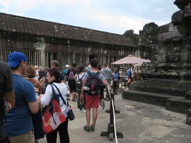 第三回廊へは東側の階段のみ上ることができるが、100名の入場制限がある。<br /><br />よって混んでいる時は退出者の人数だけ入れ替わりで入場できるというシステム。<br /><br />並んだ時には前に20人もいなかったので3分程度で上ることができた。