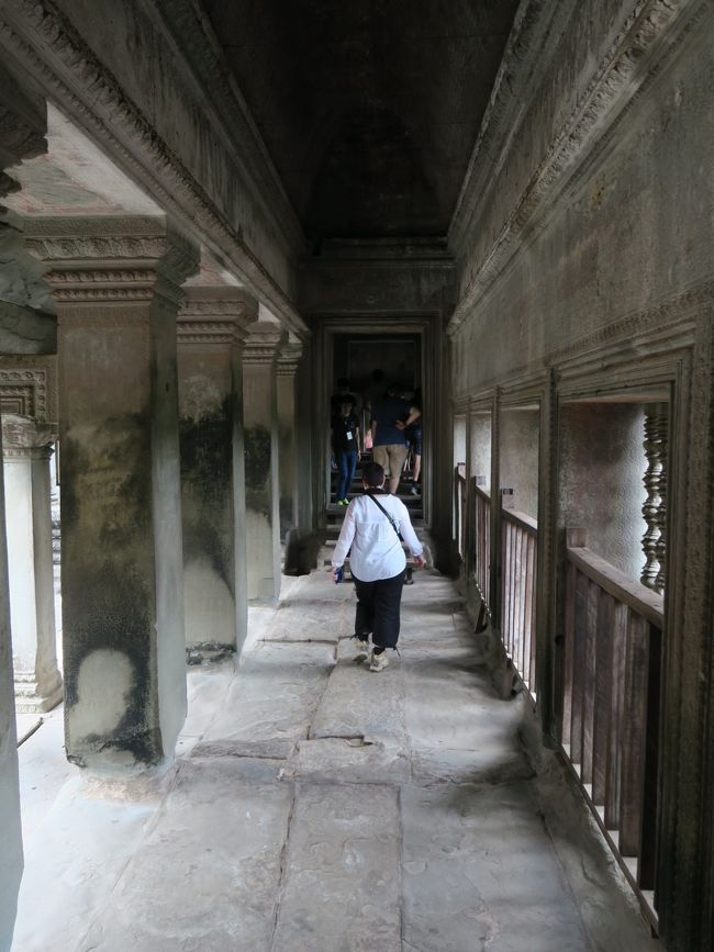 第三回廊は反時計回りに見学することになる。<br /><br />柱の根本が洗掘されているのが気になる。