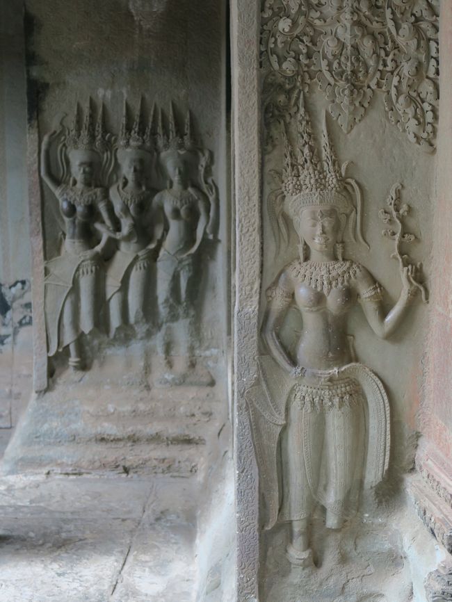 第三回廊には、多くのデバター（女神）像が彫られている。<br /><br />ただその多くは足が欠損している。