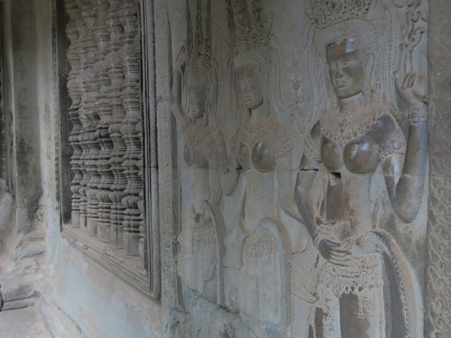 デバター（女神）像と連子状窓。