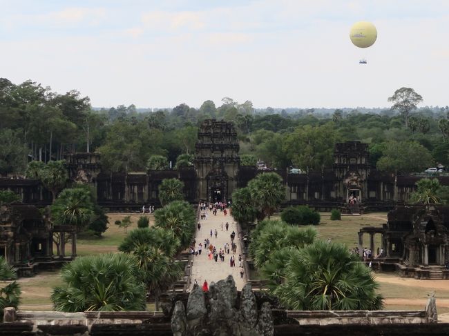 第三回廊内から見た西塔門と参道。<br /><br />アンコール・バルーンも上がっている。<br />そのバルーンは上空に200m上るだけで移動はしないようである。