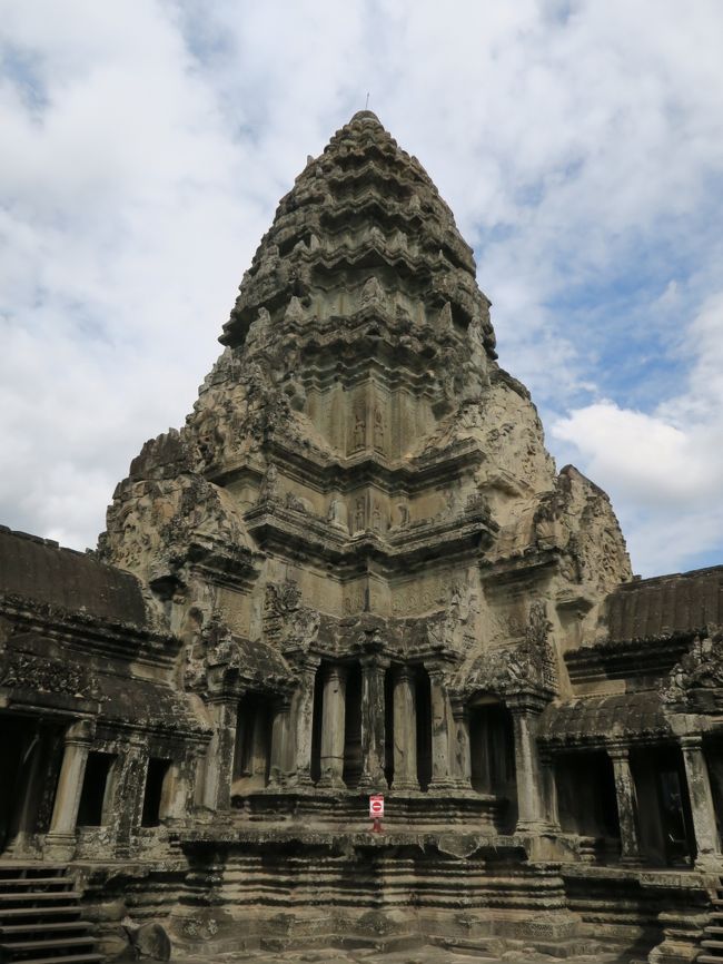 第三回廊から見た中央祠堂。<br /><br />中央祠堂は高さは地上65mである。