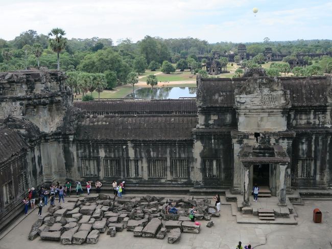 南西側第三回廊から見た第二回廊。<br /><br />第一回廊越しに南側の聖池が見える。