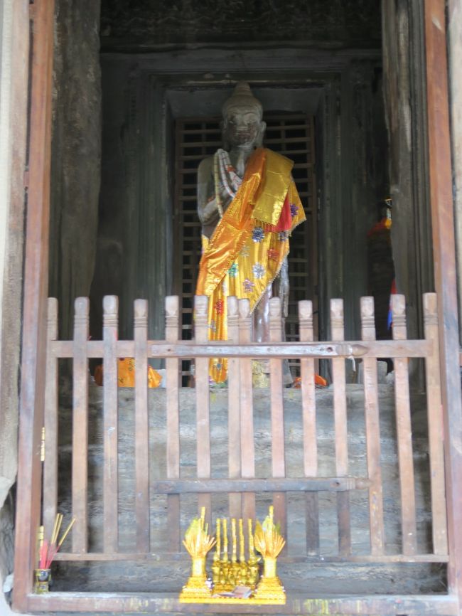 中央祠堂に祀られた仏陀像。<br /><br />中央祠堂はヒンズー教三大神のなかのヴィシュヌ神が降臨し、王と神が一体化する場と考えられる。<br />しかし後年仏教寺院に改修され、ヴィシュヌ神は仏像に置き換えられたという。