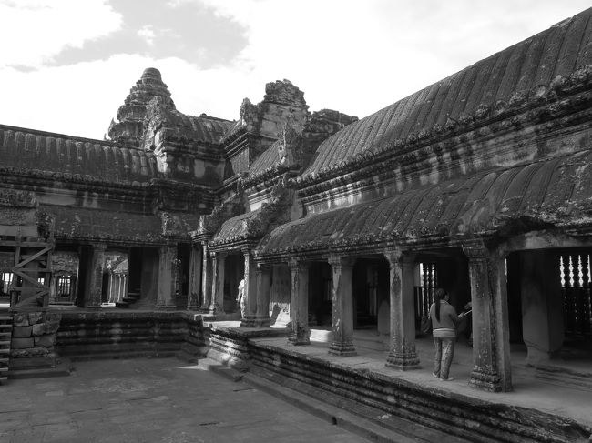 第三回廊と沐浴場。<br /><br />たまにはモノクロで。