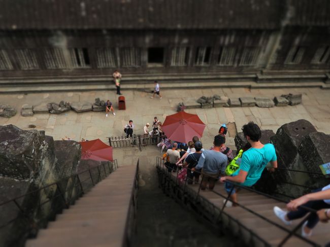 20分程度第三回廊を見学して、急な階段を下りて退出した。