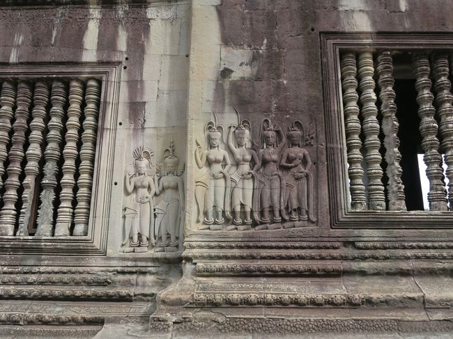 第二回廊に彫られたデバター像と連子状窓。