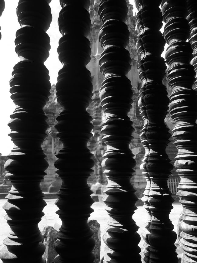 連子状窓の陰影。