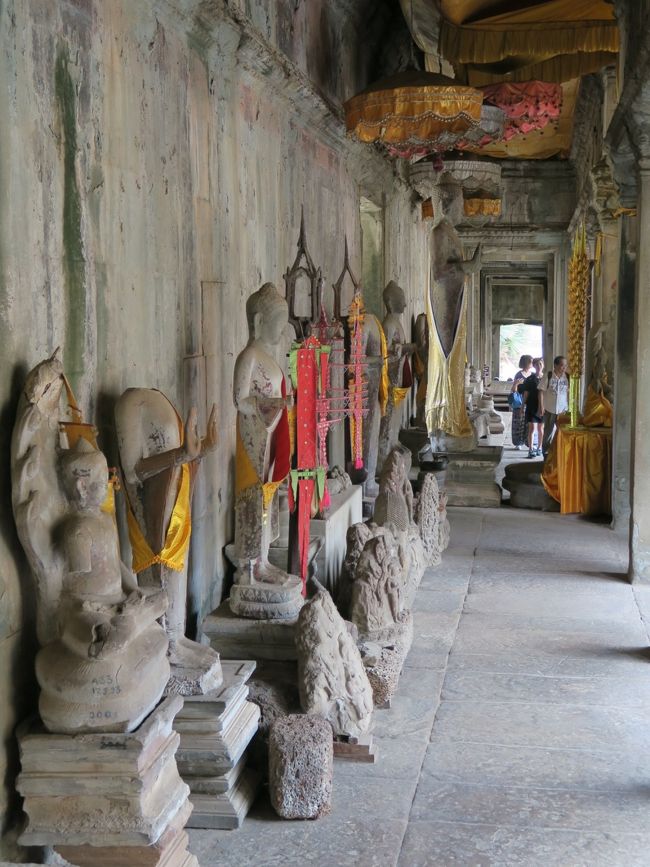 十字回廊の南側の回廊には仏像が並ぶ。