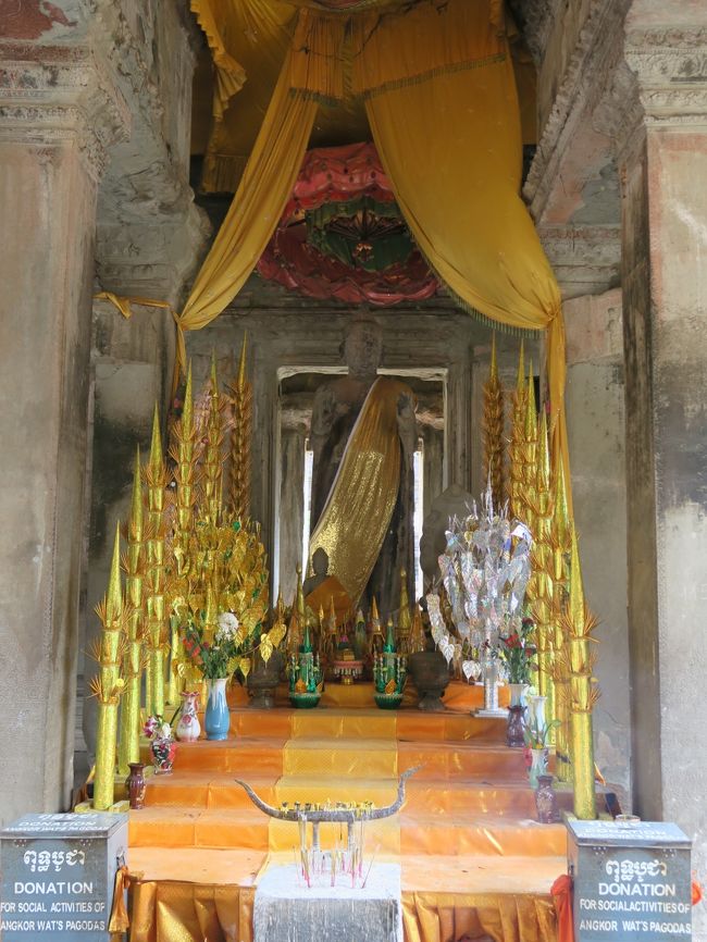 その先の立仏像は装飾がきらびやかだった。