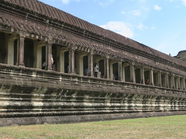 西側の第一回廊。<br /><br />まだ14：30前だったのでもう少し見学する時間はあったが、風邪気味の影響もあるのかことのほか疲れていた。<br /><br />少し早いがぼちぼち「プノン・バケン」に向かうように歩いた。