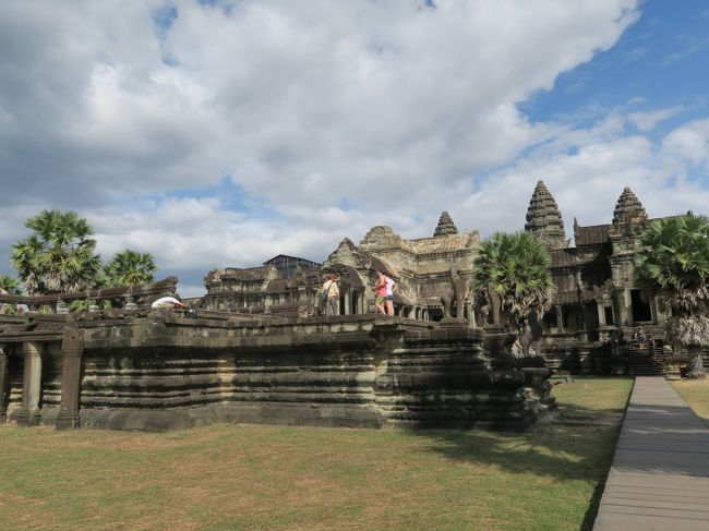 アンコール・ワットはその完成度と規模からアンコール遺跡群の中でも最も優れた遺跡であることは間違いないだろう。<br /><br />ただ整備が行き届き整然としていることが、見ようによっては面白味にやや欠ける気もする。<br />感じ方は人それぞれではあるが、個人的にはバイヨンやタ・プロームやベン・メリアのように荒削りで意外性のある構造や荒廃した遺構に神秘さや面白味を感じる。