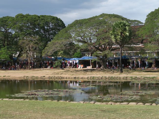 帰る時に気付いたが聖池の向こうに食物や土産の出店が並んでいた。