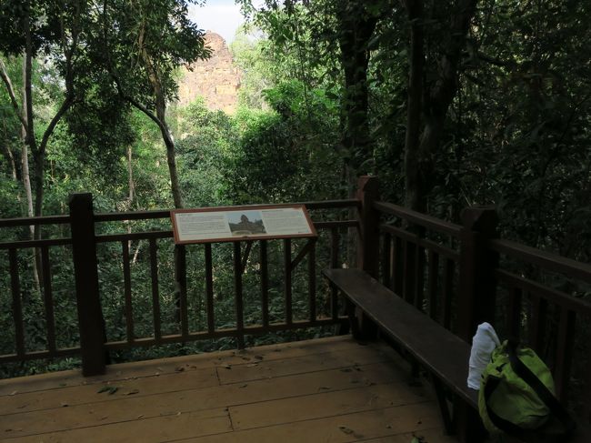 坂道を上り始めてしばらくするとちょっとした休憩場所があり、そこからちらっと遺跡が見えた。<br /><br />「バクセイ・チャムクロン」。<br />10世紀初頭に創建されたヒンズー教の寺院である。