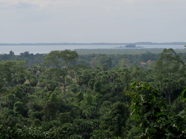 さらに上って行くと二つ目の休憩所から遠方に湖のようなものが見えた。<br /><br />東西約8km、南北約2kmの大貯水池「西バライ」である。<br /><br />11世紀末に造られたというから、その時代にどういう方法で造成したのかとても気になる。