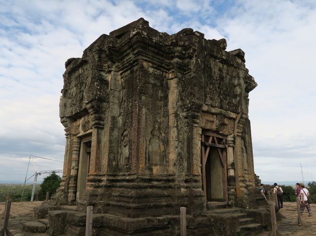 最上段の中央に主祠堂がある。<br /><br />プノン・バケンは遺跡自体には特に見どころがあるわけではない。