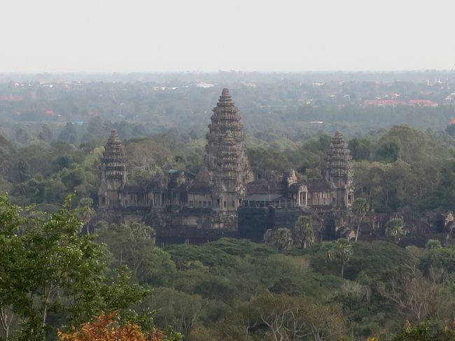 遺跡からの景色が見どころと言ってよい。<br /><br />アンコール・ワットが見えるが、中央祠堂までは2km近くの距離があり迫力には欠ける。