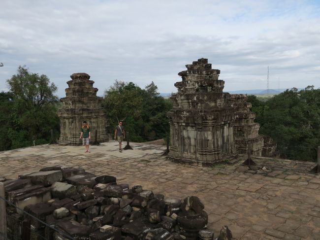 最上段には主祠堂を含めて5つの祠堂がある。<br /><br />気になるのは上空に広がった雲だ。