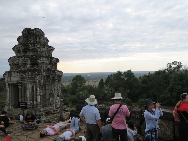 15：40前には最上段の南西角に陣取った。<br />プノン・バケンは夕日観賞の名所として知られる。<br />ここは夕日観賞には特等席というべき場所だ。<br /><br />日没までまだ2時間以上ある。<br /><br />肝心の空模様は「暗雲垂れ込める」状況になっていくのか・・・