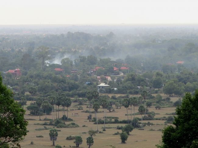 遠くに民家らしき家屋が見える。<br /><br />遺跡から一定の範囲内には建築物に規制がかかるらしく近くには建築物は見当たらない。