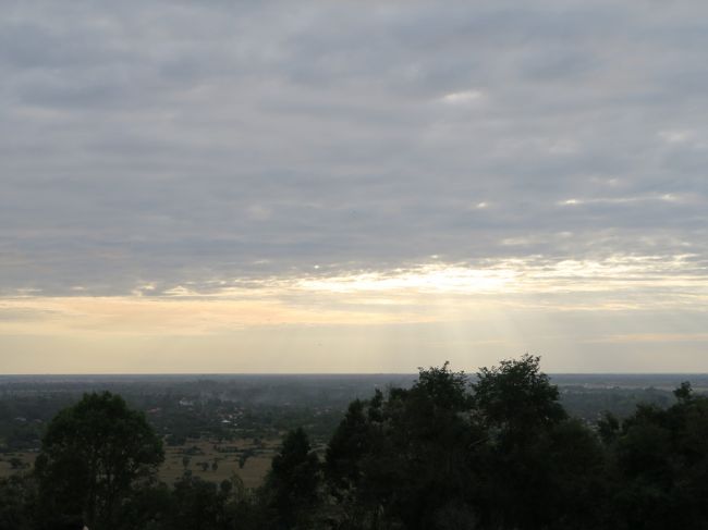 17：00過ぎ、太陽は見えず雲の隙間から差す光の筋がわずかに見える。<br /><br />雨は降らないまでも、夕日の期待はどんどん薄らいできた。