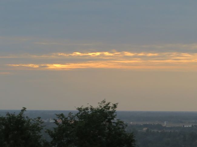 17:40頃、今日は完全にハズレらしい。<br /><br />2時間前から場所を確保して待った結果がこれである。<br /><br />労せずしてタイミング良くきれいな夕日が見れる時もあれば、どんなに待ってもダメなこともある。