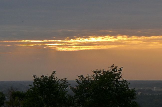 あまりにも地味なので撮影モードを「夕焼け」で撮ってみた。<br /><br />やはりダメな日はダメだ。