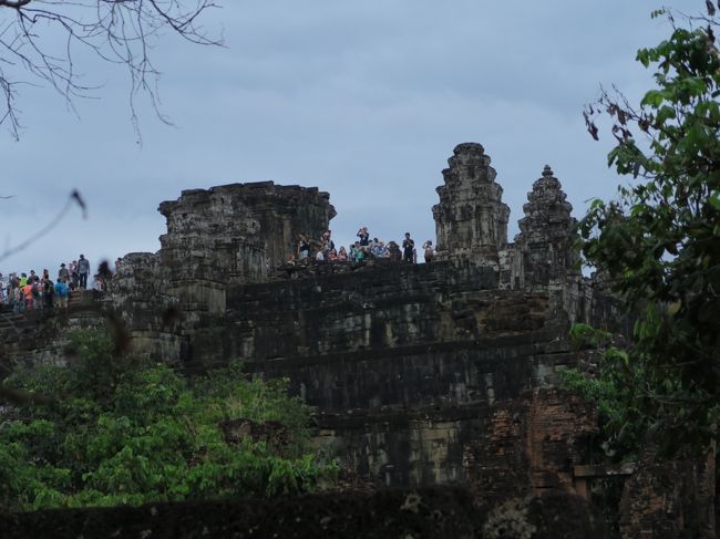 それから10分くらい経っても遺跡の上では夕日観賞が続いていた。